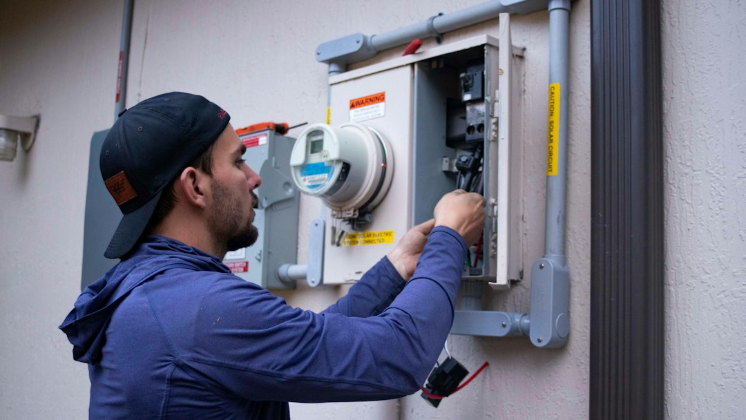 Technicien intervenant pour une réparation à domicile